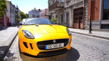 Batumi, Gürcistan - 30 Haziran 2021: park edilmiş sarı jaguar