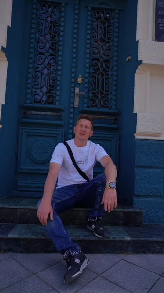 Batumi Georgien Juni 2021 Ein Mann Vor Einer Blauen Tür — Stockfoto