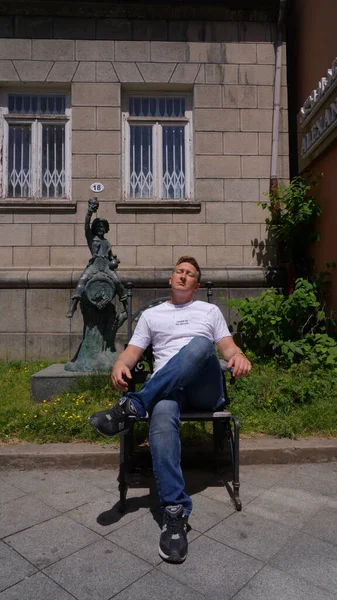 Batumi Geórgia Junho 2021 Homem Senta Uma Cadeira Rua — Fotografia de Stock
