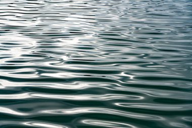 Nehirdeki dalgalar şeklinde desenli arkaplan