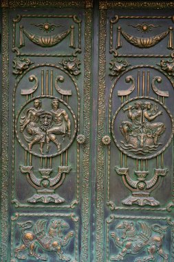 Soyut bir arkaplan olarak desenli metal çift kapı