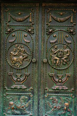 Soyut bir arkaplan olarak desenli metal çift kapı