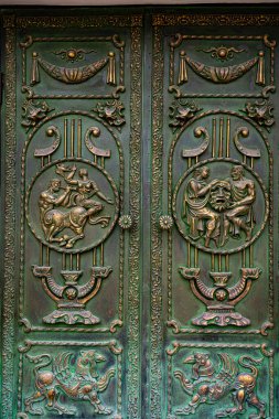 Soyut bir arkaplan olarak desenli metal çift kapı