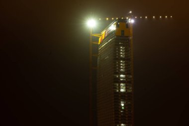 Gece şehir manzarası, ışıklar parlıyor.