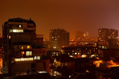 Gece şehir manzarası, ışıklar parlıyor.