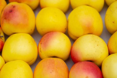 Soyut bir arkaplan olarak sarı-kırmızı elmalar