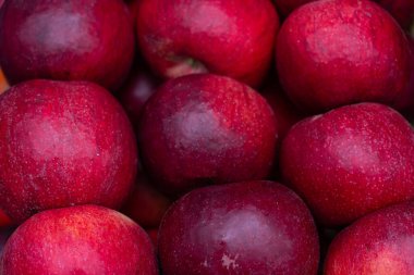 Soyut bir arkaplan şeklinde kırmızı elmalar