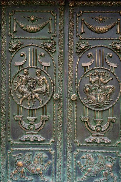 Μοτίβο Διπλή Πόρτα Μέταλλο Ένα Αφηρημένο Φόντο — Φωτογραφία Αρχείου
