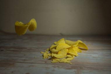 Masada cips parçaları var.