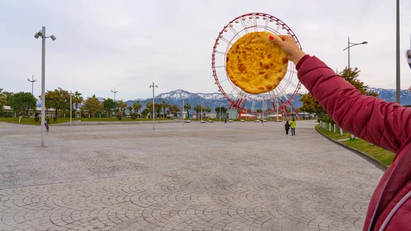 Dönme Dolabın Arka Planında Khachapuri Yuvarlak — Stok fotoğraf