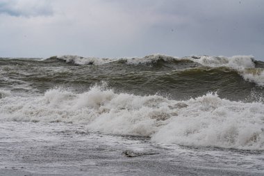 Batumi, Gürcistan - 30 Haziran 2021: Dönme dolabın arka planında Khachapuri yuvarlak
