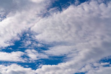 Mavi bir arkaplanda beyaz kümülüs bulutları