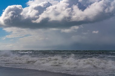 Batumi, Gürcistan - 30 Haziran 2021: Dönme dolabın arka planında Khachapuri yuvarlak