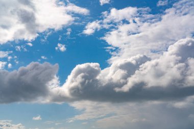 Mavi gökyüzünde gri ve beyaz bulutlar