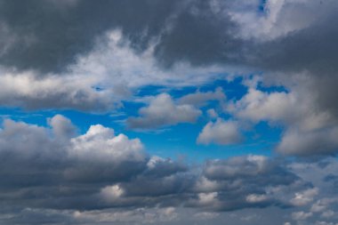 Batumi, Gürcistan - 12 Mart 2021: Fırtına sırasında şehrin üzerinde bulutlar