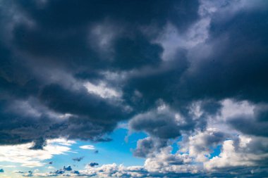 Batumi, Gürcistan - 12 Mart 2021: Fırtına sırasında şehrin üzerinde bulutlar