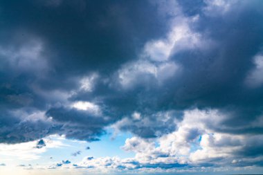 Batumi, Gürcistan - 12 Mart 2021: Fırtına sırasında şehrin üzerinde bulutlar