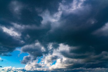 Batumi, Gürcistan - 12 Mart 2021: Fırtına sırasında şehrin üzerinde bulutlar