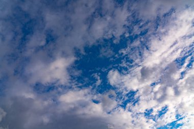 Batumi, Gürcistan - 12 Mart 2021: Fırtına sırasında şehrin üzerinde bulutlar