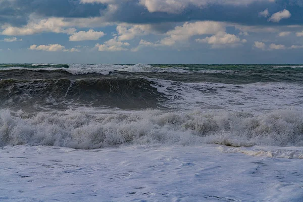 ジョージア州バトゥミ2021年3月12日黒海の嵐 — ストック写真