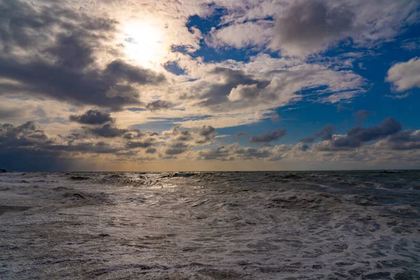 ジョージア州バトゥミ2021年3月12日黒海上空の雲の後ろの太陽 — ストック写真