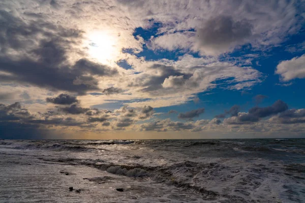 ジョージア州バトゥミ2021年3月12日黒海上空の雲の後ろの太陽 — ストック写真