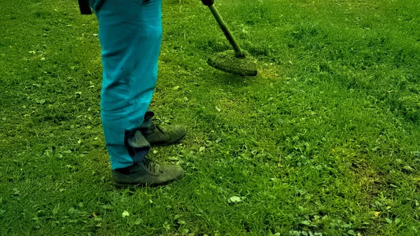 Hombre Con Una Cortadora Césped Parque Limpia Hierba —  Fotos de Stock