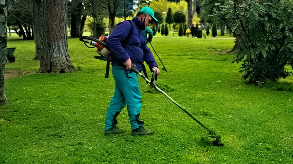 바투미 조지아 2021 공원에 잔디깎는 기계를 — 스톡 사진
