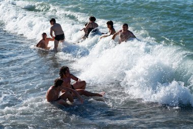 Batum, Gürcistan - 5 Temmuz 2021: İnsanlar denizde yüzüyor