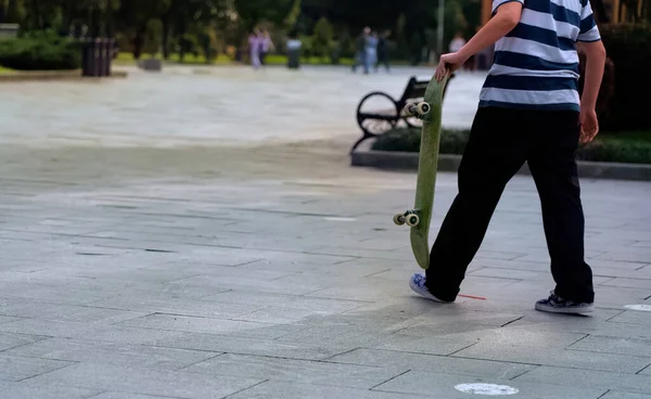 Jongen Een Skateboard Het Park — Stockfoto