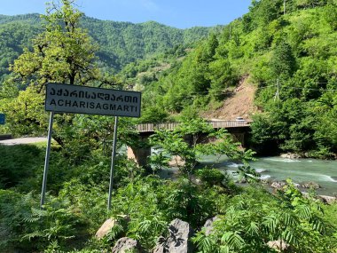 Batumi, Gürcistan - 6 Temmuz 2021: Ormanda Acharisagmarti isminde bir tabela