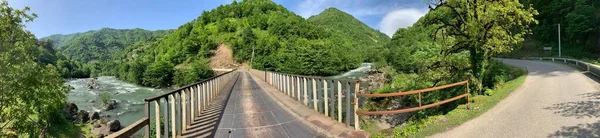 Most Przez Górską Rzekę Duża Panorama — Zdjęcie stockowe