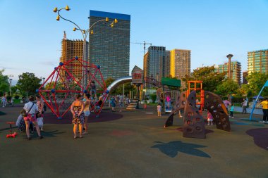 Batumi, Gürcistan - 8 Temmuz 2021: Yeni bir bulvarda çocuklar slaytta