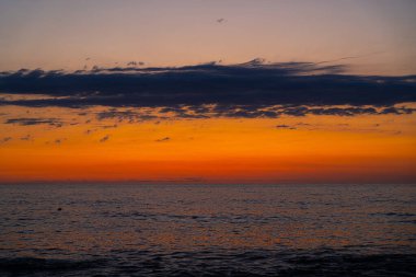 Güzel turuncu gün batımı Denizde