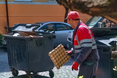 Batumi, Georgia - 7 Nisan 2021: Çöpçüler çöp tenekelerini temizler
