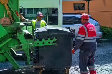 Batumi, Georgia - 7 Nisan 2021: Çöpçüler çöp tenekelerini temizler