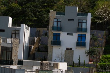 İnsansız hava aracından havuzu olan bir inşaat alanı görüntüsü