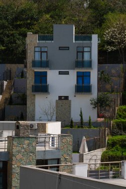 İnsansız hava aracından havuzu olan bir inşaat alanı görüntüsü