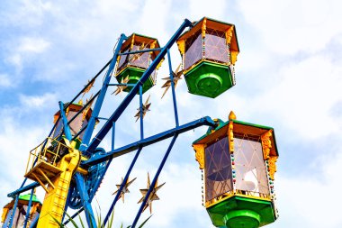 Güneşli bir havada dönme dolabın üzerinde.
