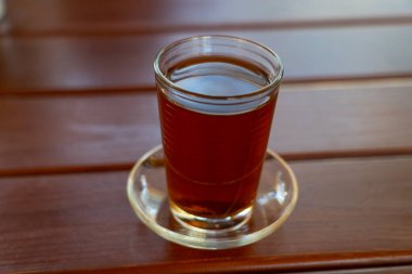 Masada bir bardak Türk çayı