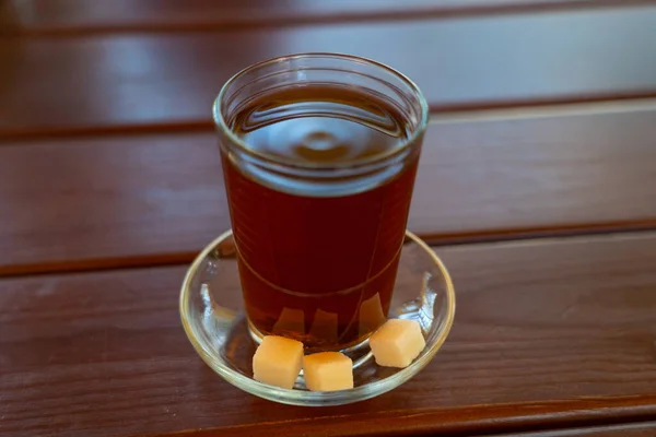 テーブルの上のガラスのトルコ茶 — ストック写真