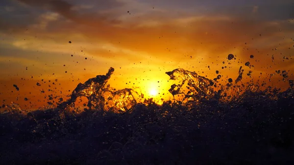 Salpicando Olas Contra Atardecer — Foto de Stock