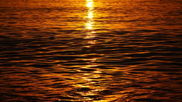 Όμορφη Κίτρινη Λάμψη Στη Θάλασσα Από Τον Ήλιο — Φωτογραφία Αρχείου