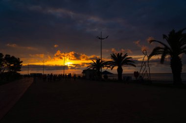 Batumi, Gürcistan - 12 Temmuz 2021: Bulvarda gün batımı