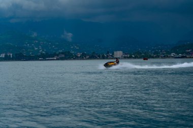 Batumi, Gürcistan - 13 Temmuz 2021: Denizde jet ski