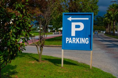 Batumi, Gürcistan - 13 Temmuz 2021: Yoldaki park tabelası