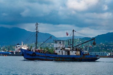 Batumi, Gürcistan - 13 Temmuz 2021: Denizdeki balıkçı gemisi