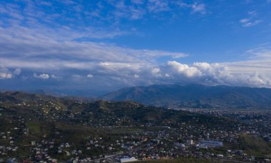 Dağın eteğindeki köyün drone görüntüsü