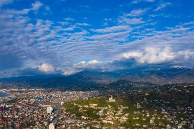 Dağın eteğindeki köyün drone görüntüsü