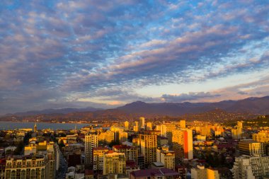 Batumi, Gürcistan - 13 Temmuz 2021: Gün batımında bir İHA 'dan şehrin güzel manzarası